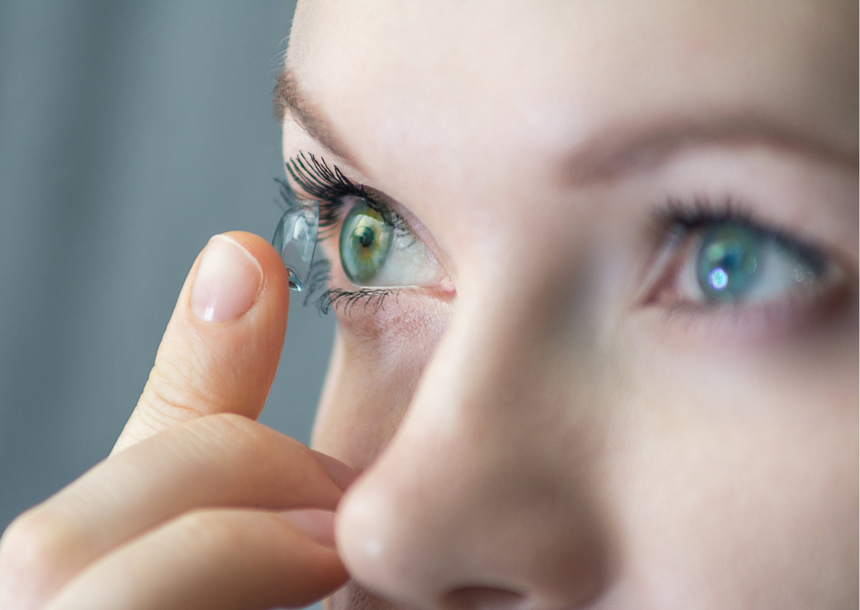 Introducing PARMON® TRISS EnviroPlus: Sustainable AND Cost-Effective – Finally, You Don’t Have to Choose putting contact lense into the eye