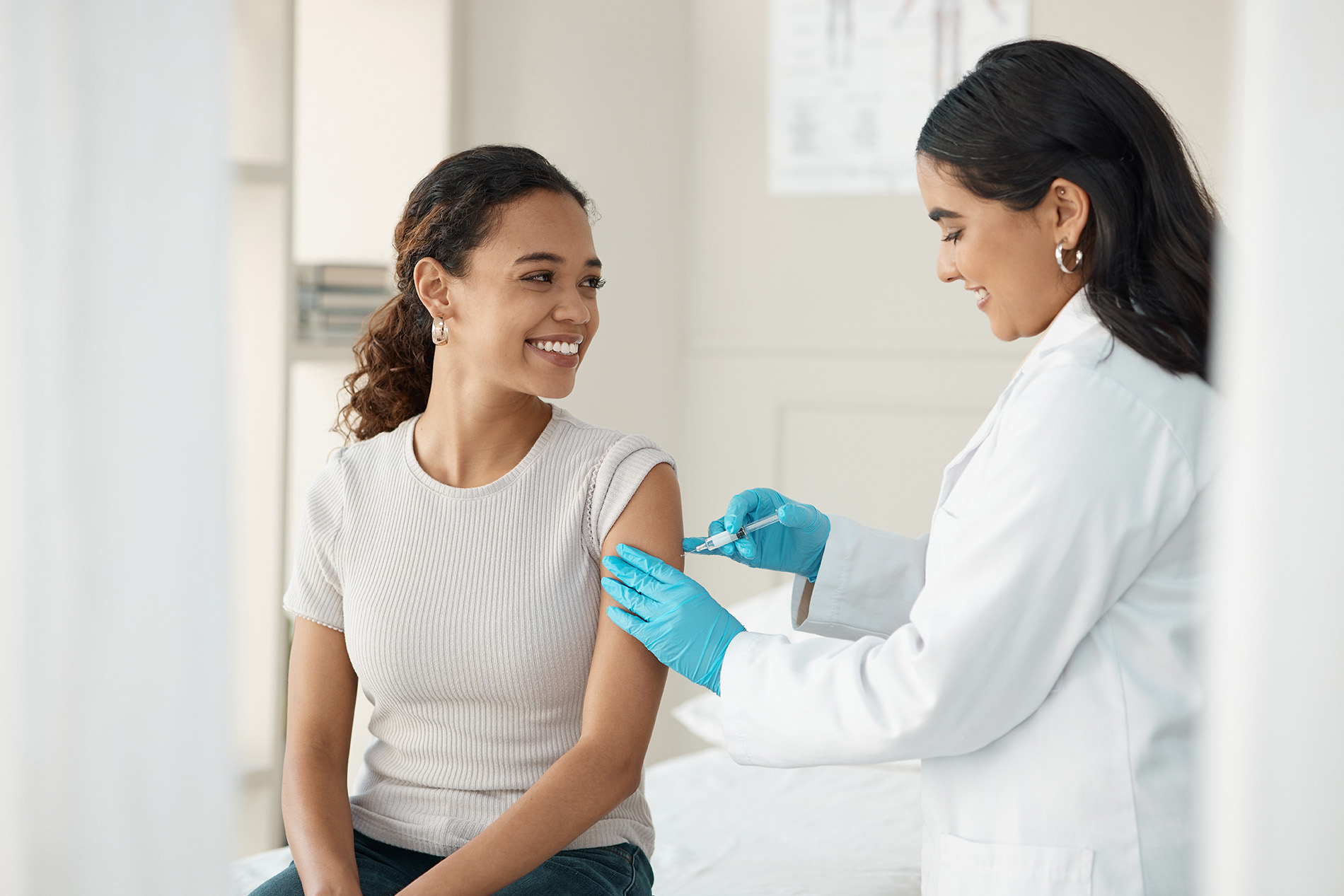 Résines de chromatographie : Innovation pour l'industrie des soins de santé Une femme vaccinée par un médecin