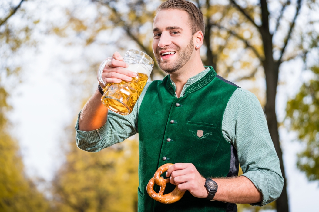 DARACLAR® – The smart solution for clear, stable beers  Man drinking a beer