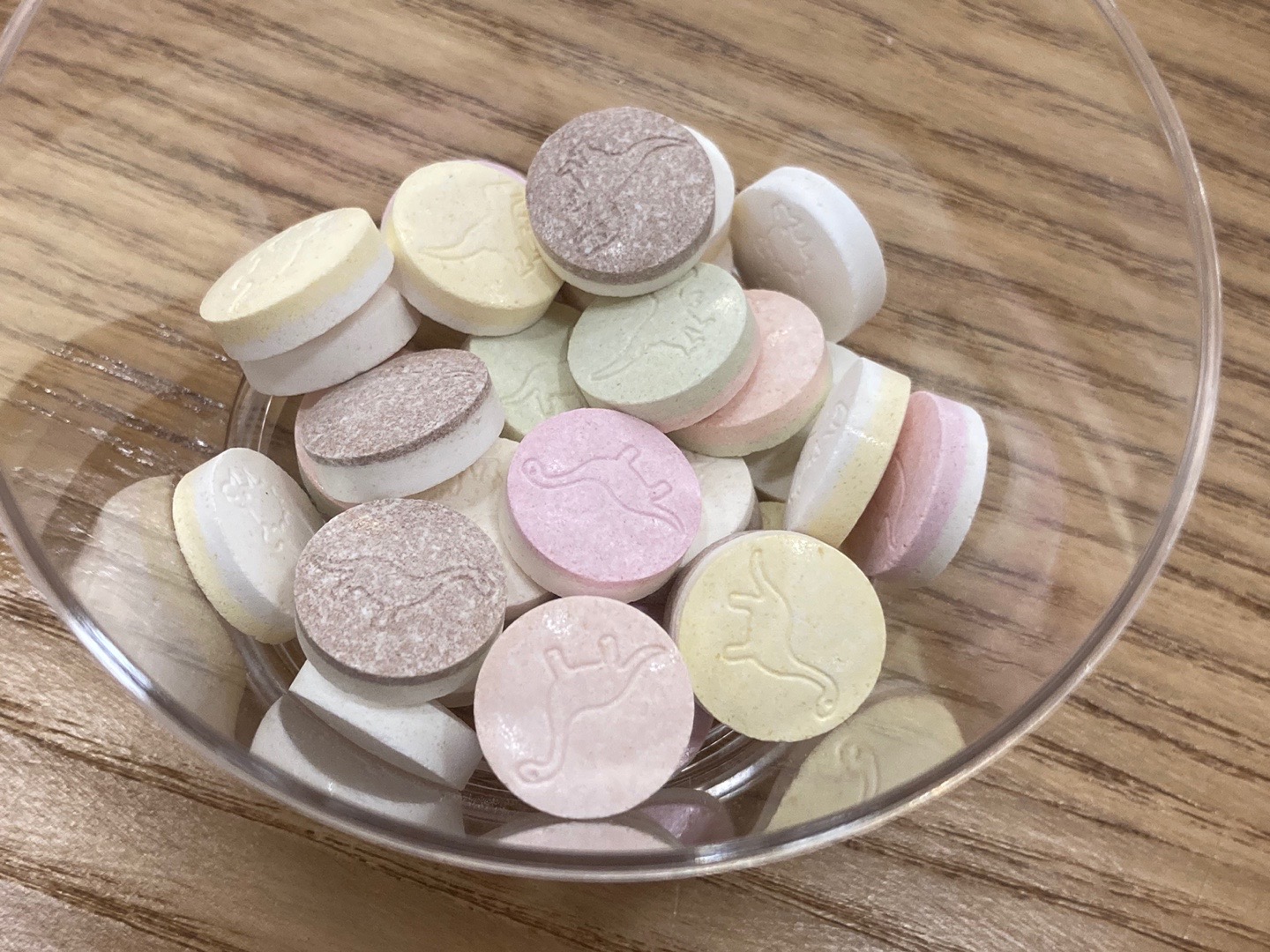 Excipients de haute qualité pour l'industrie pharmaceutique Différents comprimés entourés de feuilles