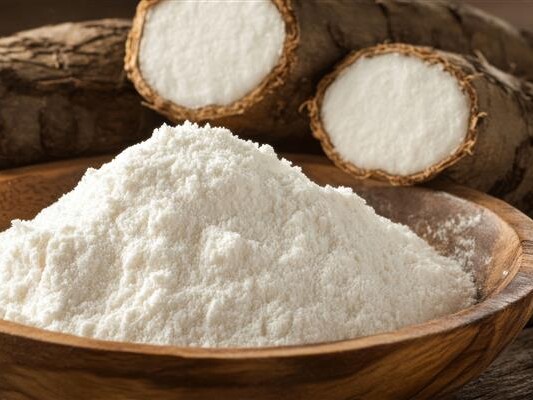 CareStarch: Die vielseitigen Vorteile und Anwendungen von Tapiokastärke Tapiokawurzeln hinter einer Schüssel mit Stärke