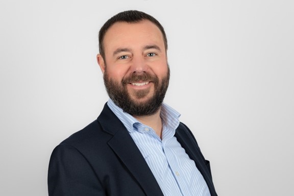 Barnaby Beeton, directeur commercial pour les adhésifs et les plastiques Barnaby Beeton, directeur commercial pour les adhésifs et les plastiques