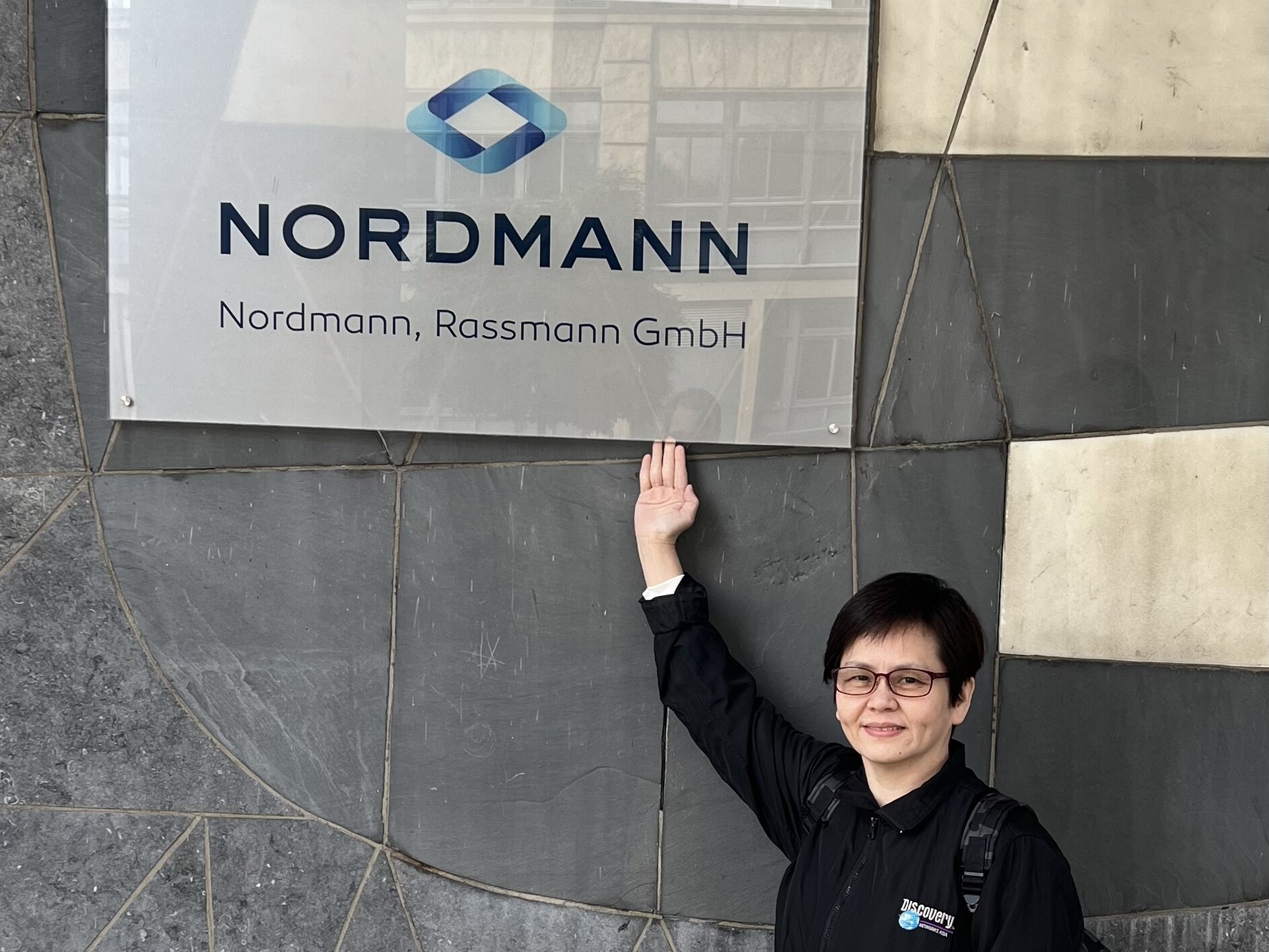 woman points at the Nordmann logo, Jacklyn Yeo