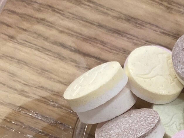 Excipients de haute qualité pour l'industrie pharmaceutique Différents comprimés entourés de feuilles