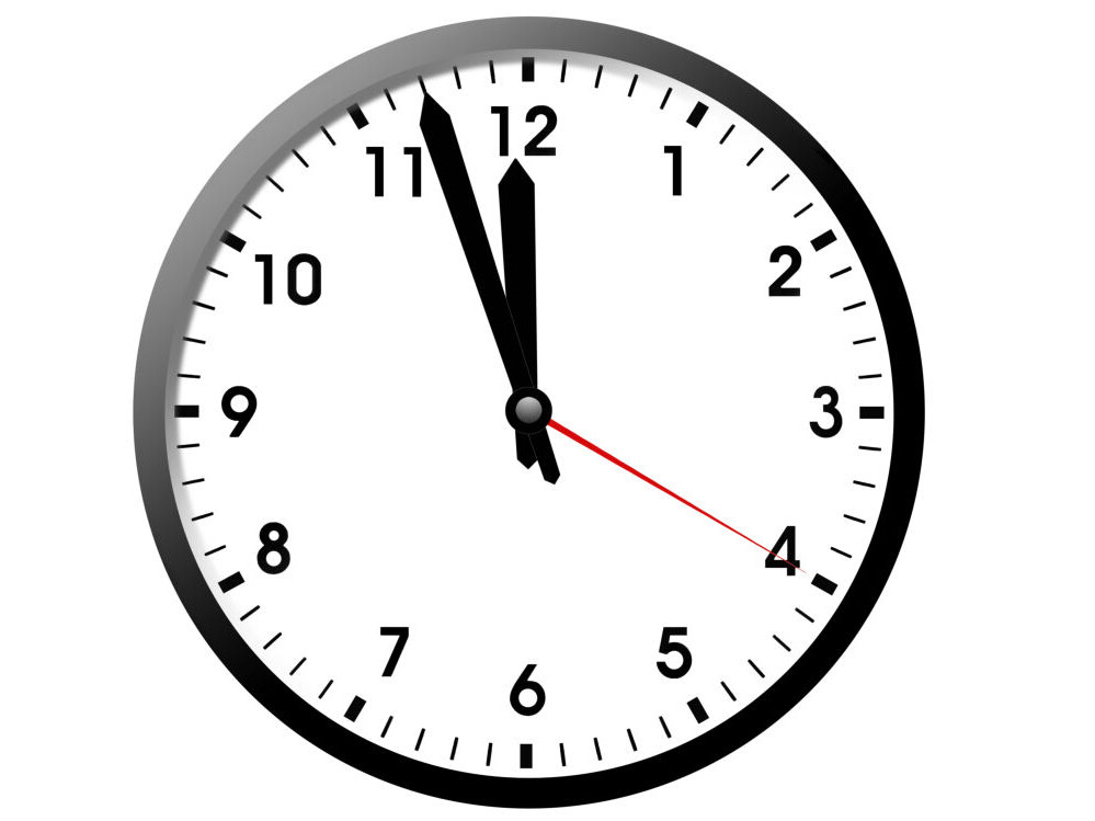 ceas, cu puțin înainte de ora 12 p.m.