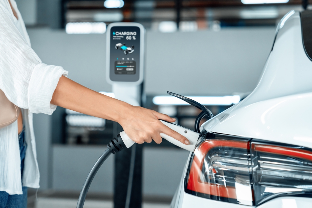 Kobiety ładujące samochód elektryczny