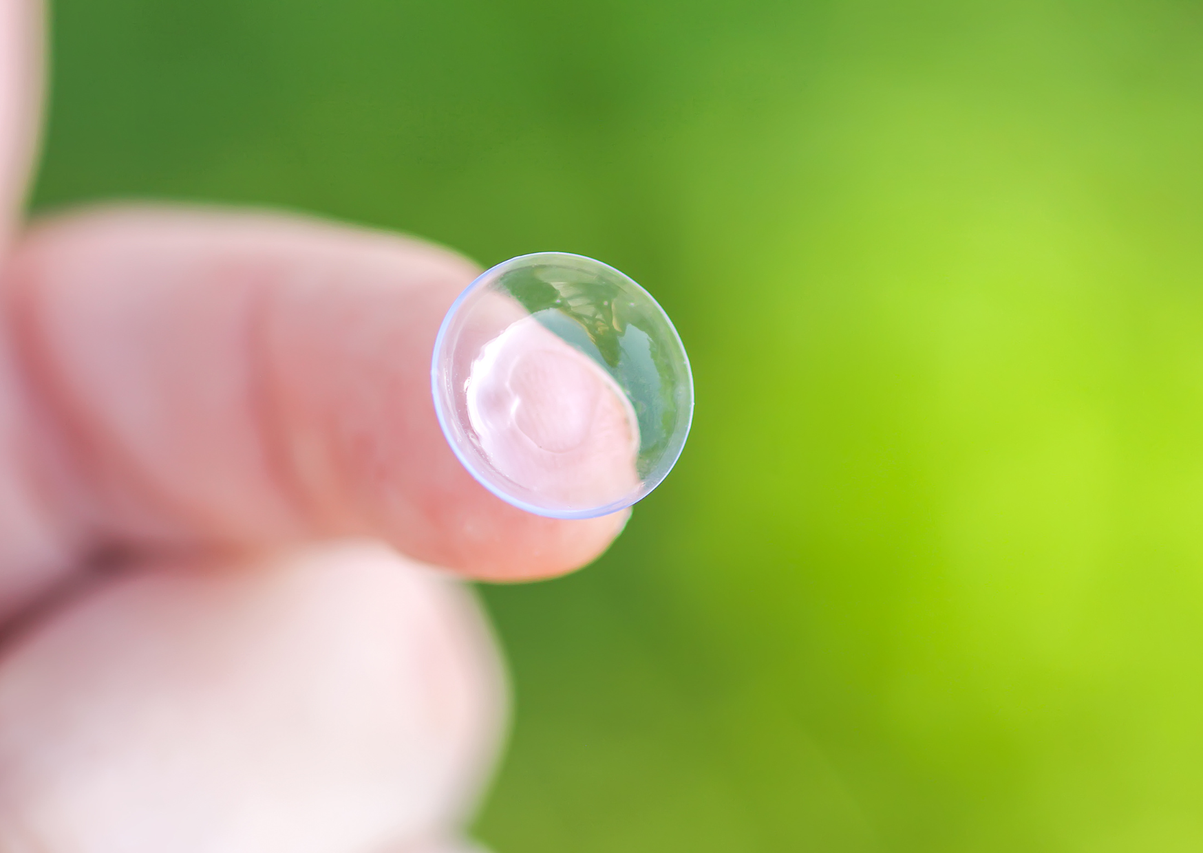 Introducing PARMON® TRISS EnviroPlus: Sustainable AND Cost-Effective – Finally, You Don’t Have to Choose finger on contact lense