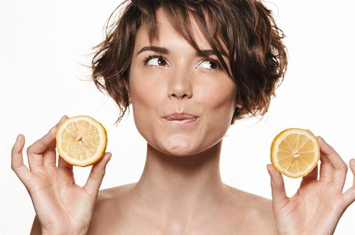 Novedades del Laboratorio de Aplicaciones de Cuidado Personal Mujeres con naranjas en la mano
