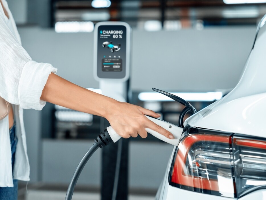 Kobiety ładujące samochód elektryczny